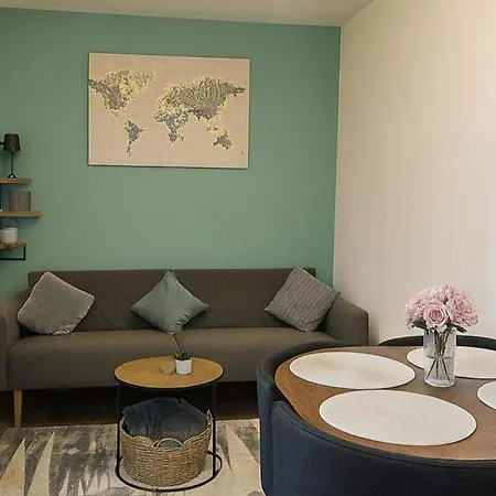 2 Bed Flat - Sleeps 5 - Parking - Wifi *