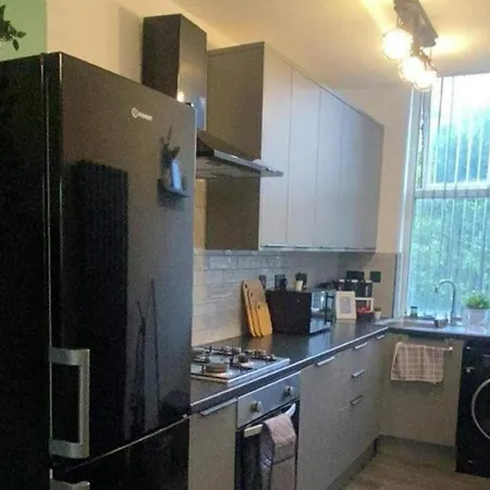 2 Bed Flat - Sleeps 5 - Parking - Wifi Apartment *