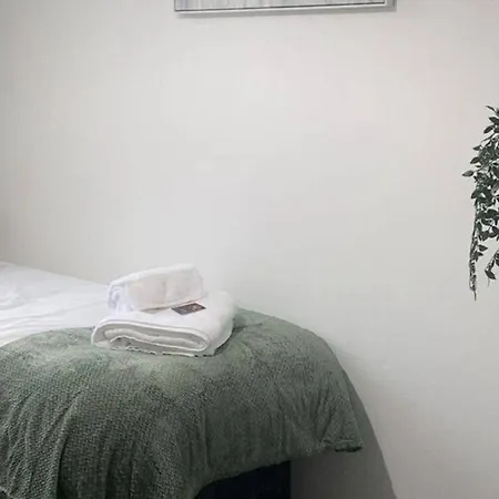 2 Bed Flat - Sleeps 5 - Parking - Wifi Апартаменти Лідс