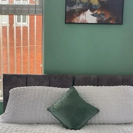 Апартаменти 2 Bed Flat - Sleeps 5 - Parking - Wifi