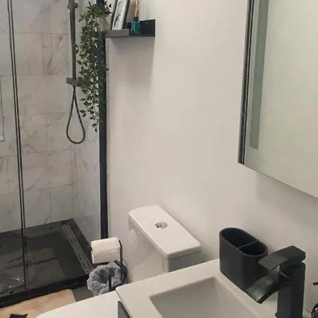 2 Bed Flat - Sleeps 5 - Parking - Wifi * Leeds (West Yorkshire)