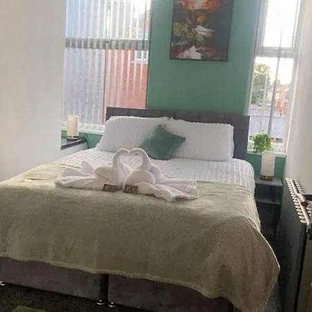 2 Bed Flat - Sleeps 5 - Parking - Wifi * Leeds (West Yorkshire)